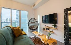 Downtown Haven with Iconic Views - Toronto, Canada