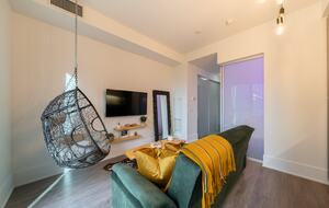 Downtown Haven with Iconic Views - Toronto, Canada