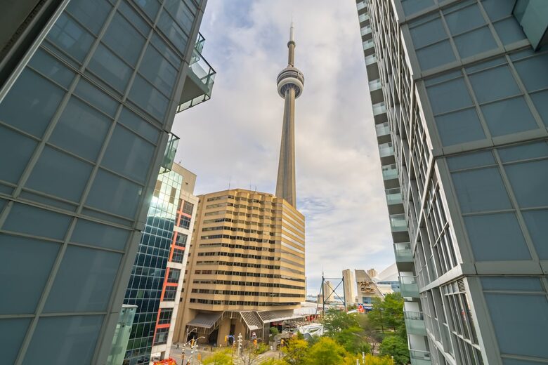 Downtown Haven with Iconic Views - Toronto, Canada