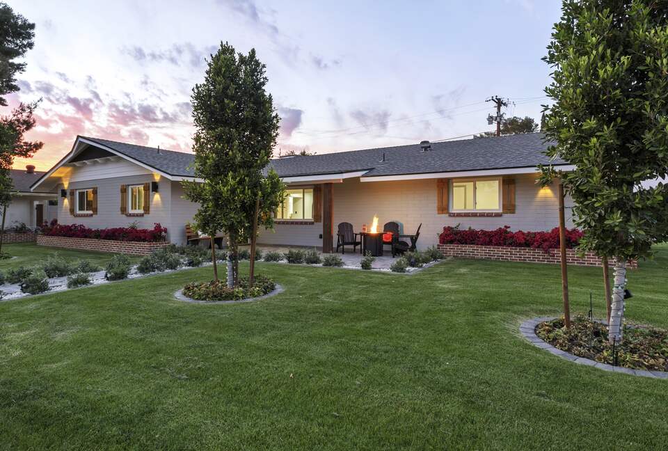 Stylish Scottsdale Retreat with Vibrant Outdoor Oasis - Scottsdale, Arizona