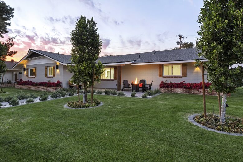 Stylish Scottsdale Retreat with Vibrant Outdoor Oasis - Scottsdale, Arizona