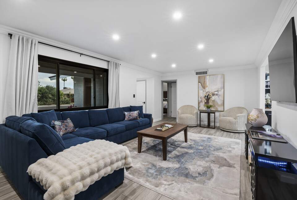 Stylish Scottsdale Retreat with Vibrant Outdoor Oasis - Scottsdale, Arizona