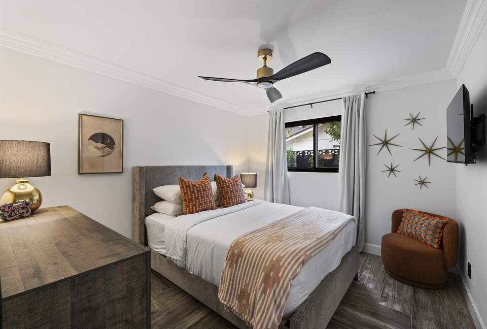 Stylish Scottsdale Retreat with Vibrant Outdoor Oasis - Scottsdale, Arizona