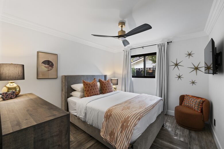 Stylish Scottsdale Retreat with Vibrant Outdoor Oasis - Scottsdale, Arizona