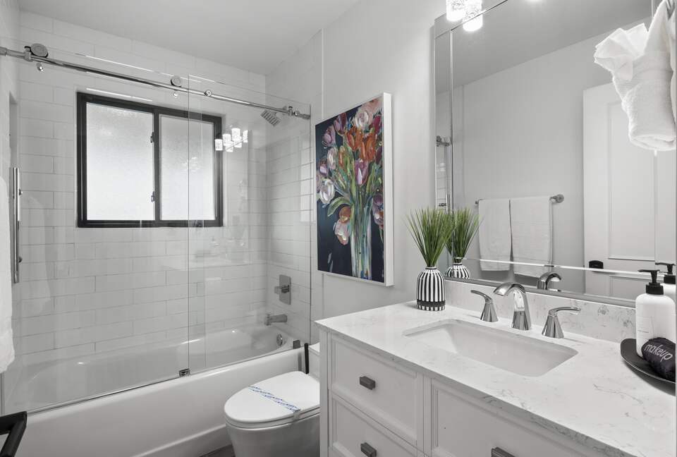 Stylish Scottsdale Retreat with Vibrant Outdoor Oasis - Scottsdale, Arizona