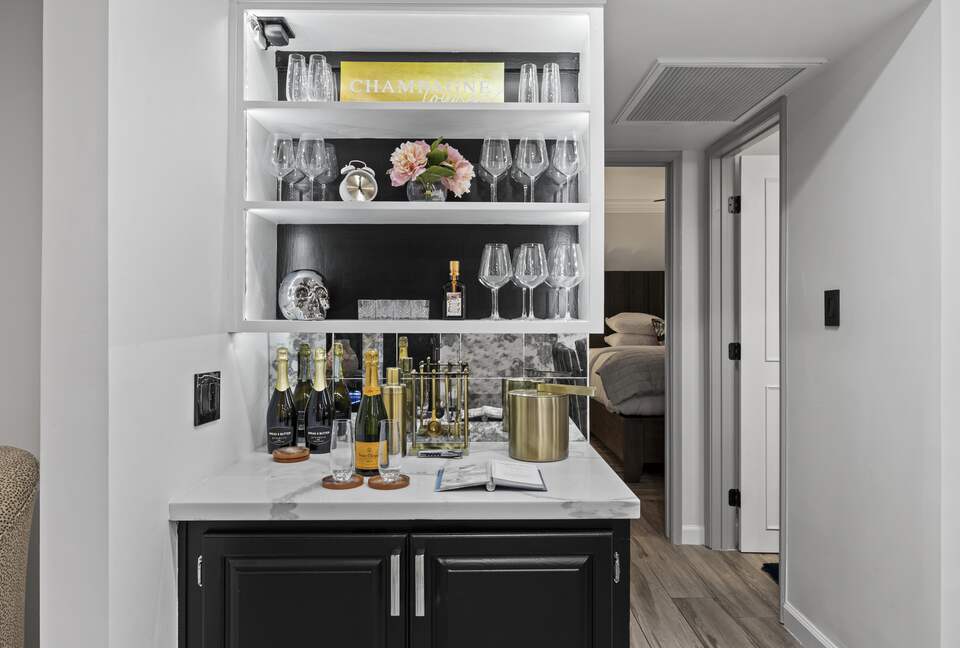 Stylish Scottsdale Retreat with Vibrant Outdoor Oasis - Scottsdale, Arizona