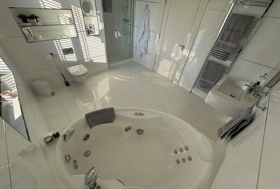 A Luxurious Coastal Retreat Near Galway - Oranmore, Ireland