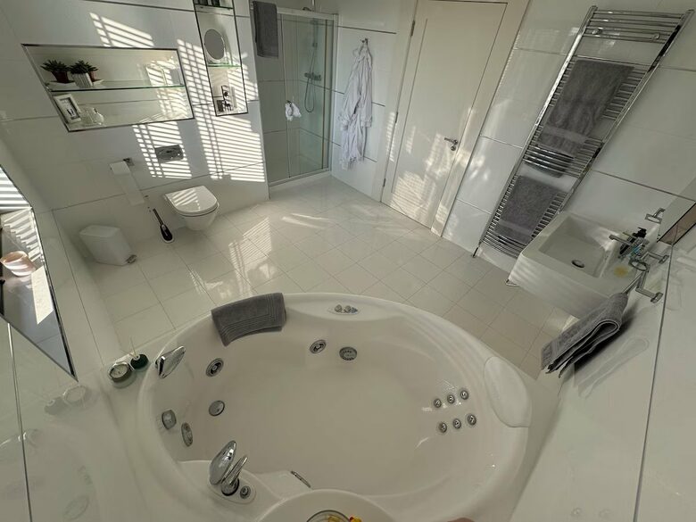 A Luxurious Coastal Retreat Near Galway - Oranmore, Ireland