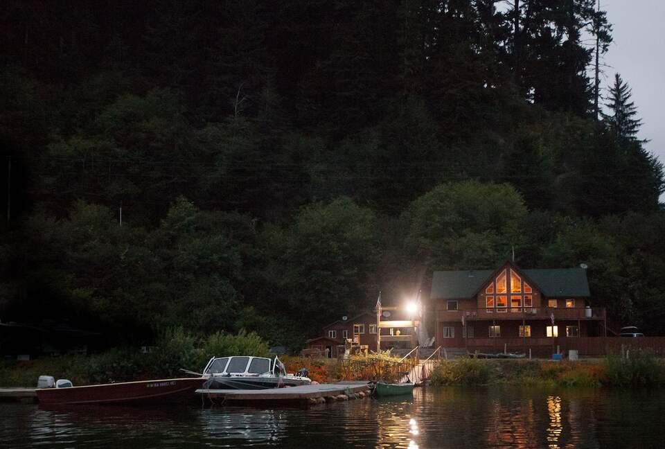 Riverfront Elegance at the Edge of the Wild - Klamath, California