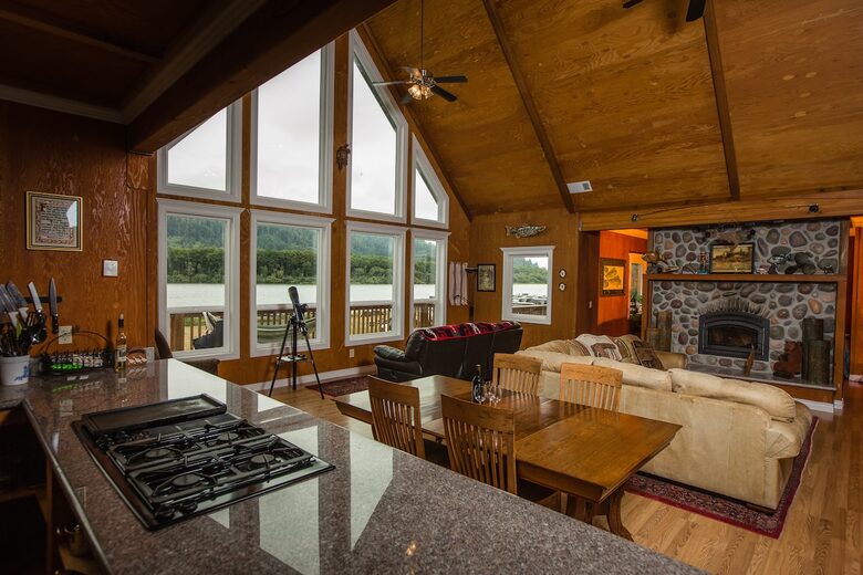 Riverfront Elegance at the Edge of the Wild - Klamath, California