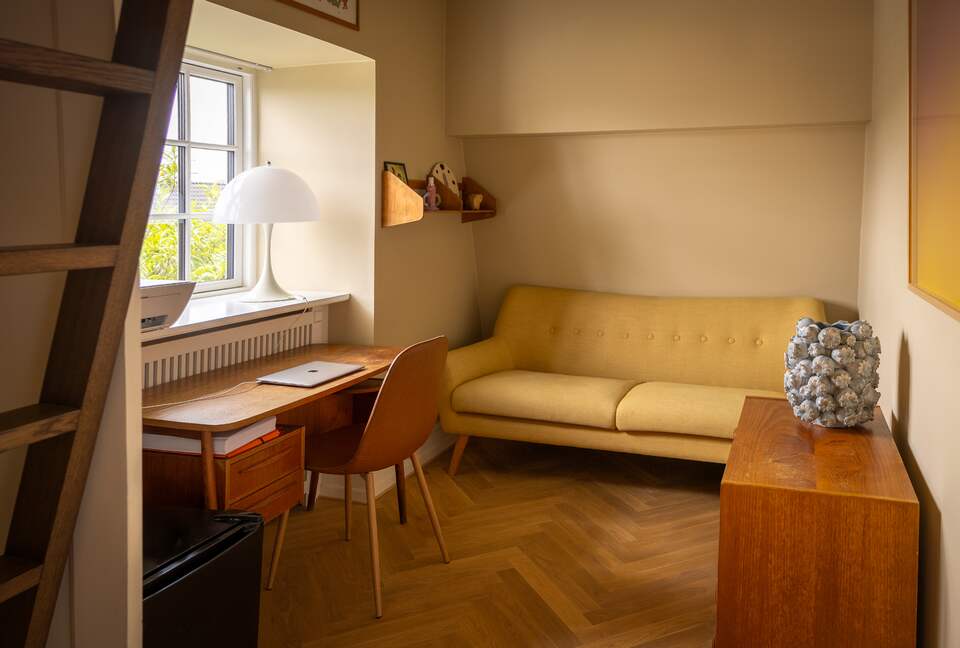 Elegant Three-Story Townhome Near Copenhagen’s Best Attractions - Copenhagen, Denmark