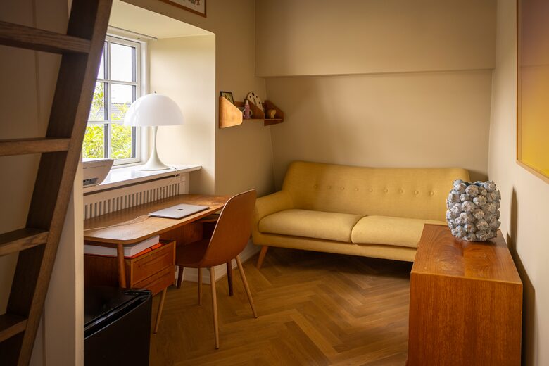 Elegant Three-Story Townhome Near Copenhagen’s Best Attractions - Copenhagen, Denmark