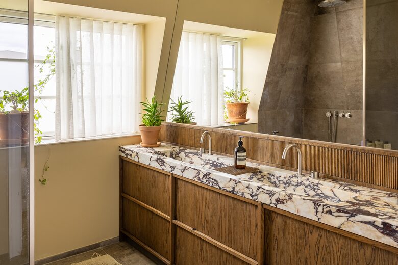 Elegant Three-Story Townhome Near Copenhagen’s Best Attractions - Copenhagen, Denmark