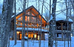 Huge forested riverfront property. 3 minutes to skiing. - Mont Tremblant, Canada