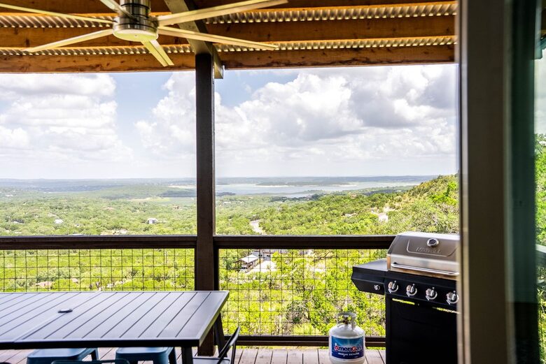 Canyon Lake Escape with Captivating Views - Canyon Lake, Texas