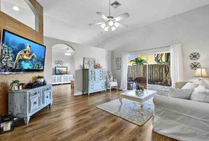 Coastal Charm Just Minutes from Jupiter Beach - Jupiter, Florida