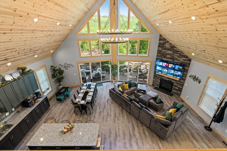 Elegant Escape with Hot Tub, Game Lounge & Theater - Massanutten, Virginia