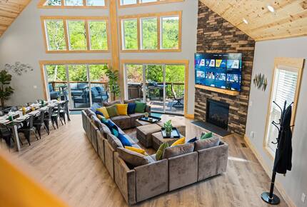 Elegant Escape with Hot Tub, Game Lounge & Theater - Massanutten, Virginia