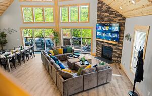 Elegant Escape with Hot Tub, Game Lounge & Theater - Massanutten, Virginia