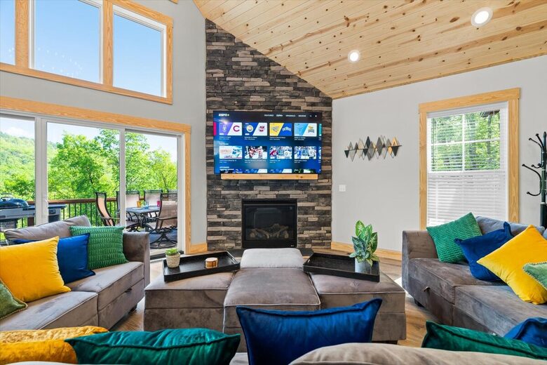Elegant Escape with Hot Tub, Game Lounge & Theater - Massanutten, Virginia
