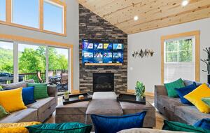 Elegant Escape with Hot Tub, Game Lounge & Theater - Massanutten, Virginia