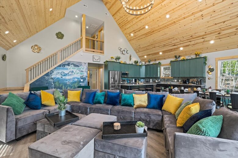 Elegant Escape with Hot Tub, Game Lounge & Theater - Massanutten, Virginia