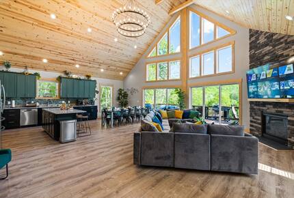 Elegant Escape with Hot Tub, Game Lounge & Theater - Massanutten, Virginia