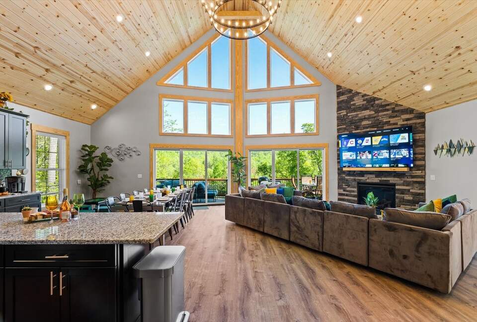 Elegant Escape with Hot Tub, Game Lounge & Theater - Massanutten, Virginia