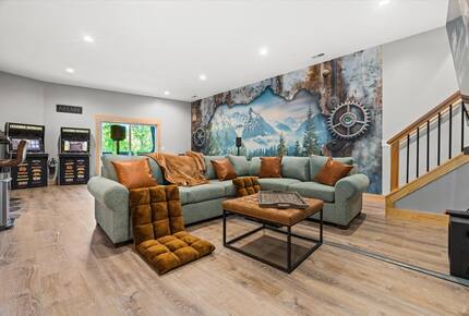 Elegant Escape with Hot Tub, Game Lounge & Theater - Massanutten, Virginia