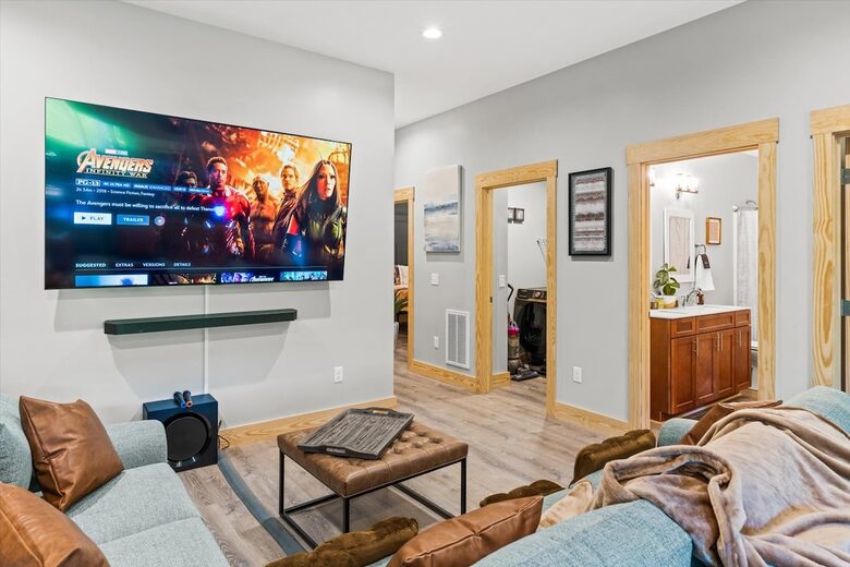 Elegant Escape with Hot Tub, Game Lounge & Theater - Massanutten, Virginia