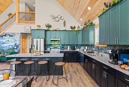 Elegant Escape with Hot Tub, Game Lounge & Theater - Massanutten, Virginia