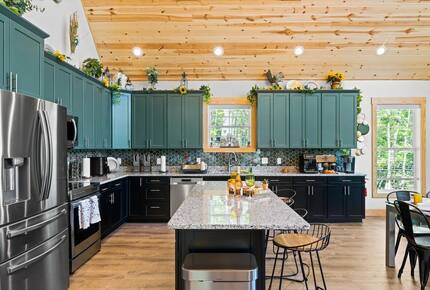 Elegant Escape with Hot Tub, Game Lounge & Theater - Massanutten, Virginia