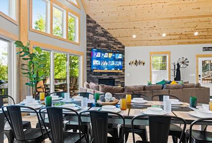 Elegant Escape with Hot Tub, Game Lounge & Theater - Massanutten, Virginia