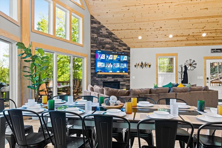 Elegant Escape with Hot Tub, Game Lounge & Theater - Massanutten, Virginia