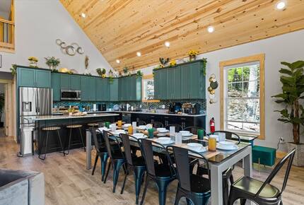 Elegant Escape with Hot Tub, Game Lounge & Theater - Massanutten, Virginia