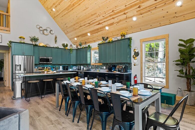 Elegant Escape with Hot Tub, Game Lounge & Theater - Massanutten, Virginia