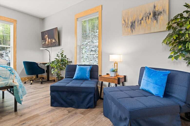 Elegant Escape with Hot Tub, Game Lounge & Theater - Massanutten, Virginia