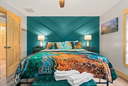 Elegant Escape with Hot Tub, Game Lounge & Theater - Massanutten, Virginia
