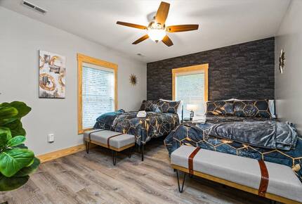 Elegant Escape with Hot Tub, Game Lounge & Theater - Massanutten, Virginia