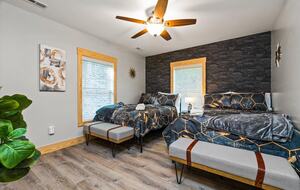 Elegant Escape with Hot Tub, Game Lounge & Theater - Massanutten, Virginia