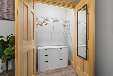 Elegant Escape with Hot Tub, Game Lounge & Theater - Massanutten, Virginia