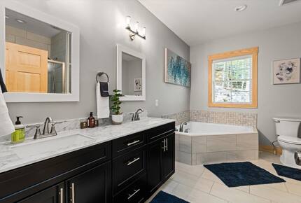 Elegant Escape with Hot Tub, Game Lounge & Theater - Massanutten, Virginia
