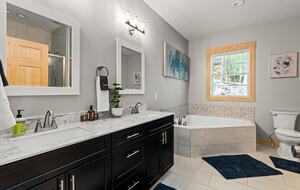 Elegant Escape with Hot Tub, Game Lounge & Theater - Massanutten, Virginia