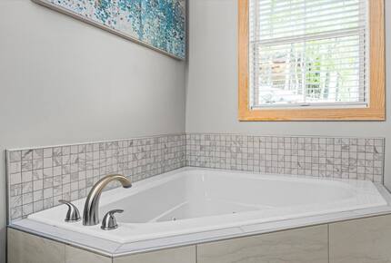 Elegant Escape with Hot Tub, Game Lounge & Theater - Massanutten, Virginia