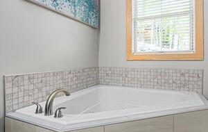 Elegant Escape with Hot Tub, Game Lounge & Theater - Massanutten, Virginia