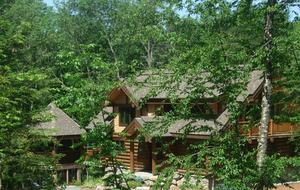 Huge forested riverfront property. 3 minutes to skiing. - Mont Tremblant, Canada