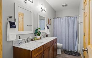 Elegant Escape with Hot Tub, Game Lounge & Theater - Massanutten, Virginia