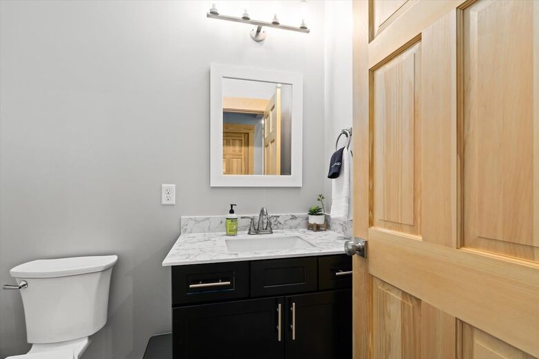 Elegant Escape with Hot Tub, Game Lounge & Theater - Massanutten, Virginia