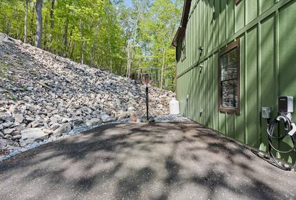 Elegant Escape with Hot Tub, Game Lounge & Theater - Massanutten, Virginia