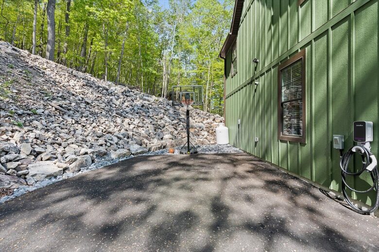 Elegant Escape with Hot Tub, Game Lounge & Theater - Massanutten, Virginia
